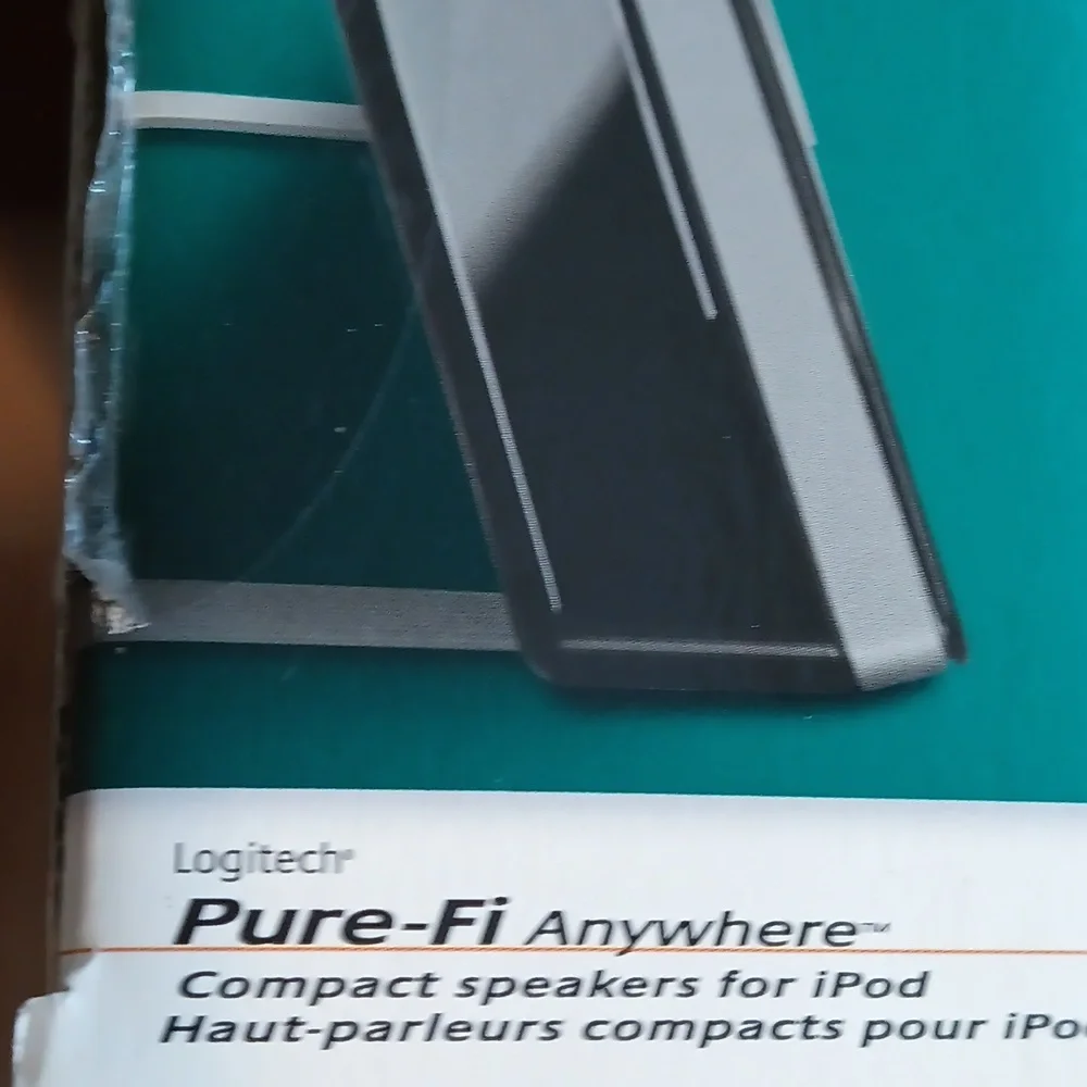 Logitech pure-fi anywhere compact speakers for iPod comes with case and box